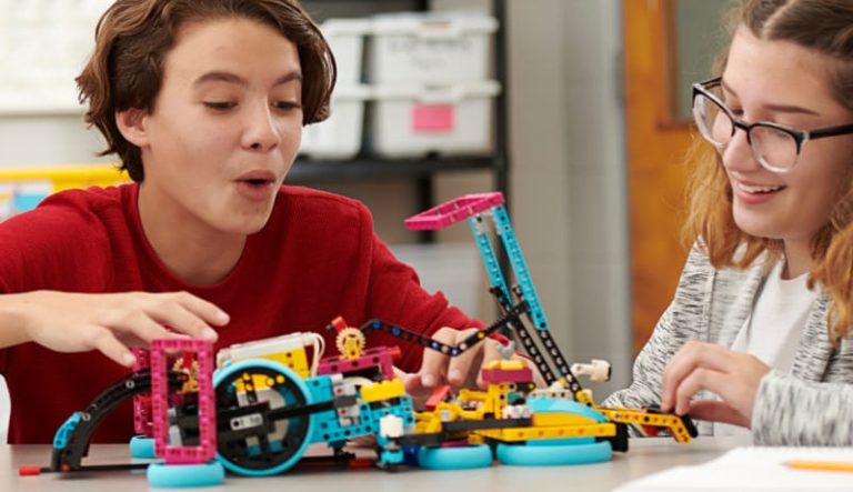 merakit lego [dok. lego]