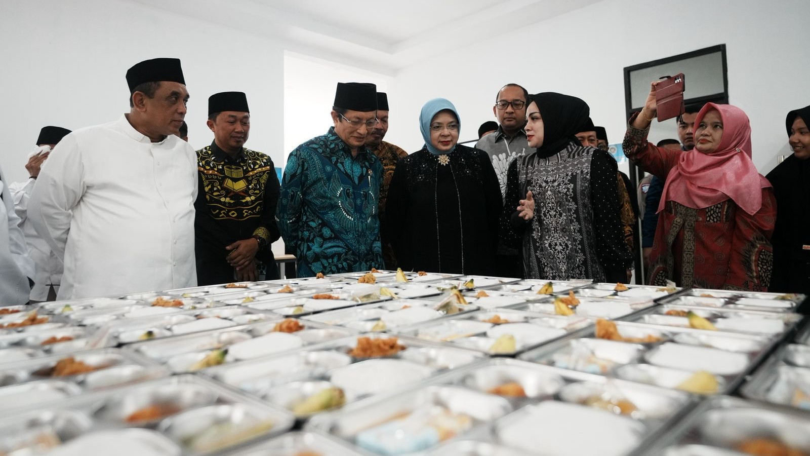 Satu Tahun Makan Bergizi Gratis: Antara Cita-Cita Emas dan Ancaman Bom ...