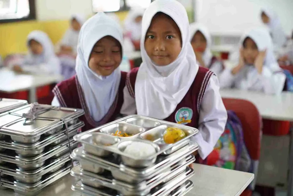 Siswa SD dan menu MBG (istimewa)