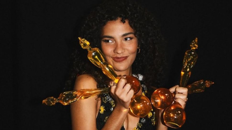 Olivia Dean dengan empat piala Brit Awards [dok. Instagram @oliviadeano]