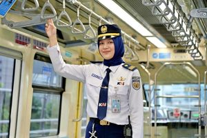 Aura Rahmi Ramadana, masinis kereta listrik LRT Jabodetabek. [dok. antara]