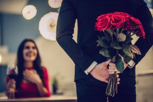 Ilustrasi pasangan merayakan Valentine dengan memberikan seikat mawar merah(Shutterstock.com)