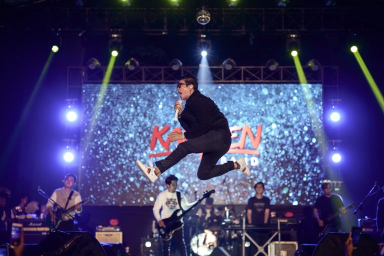 Kangen Band saat tampil di Stadion Lagaligo Palopo.(FT Wira)