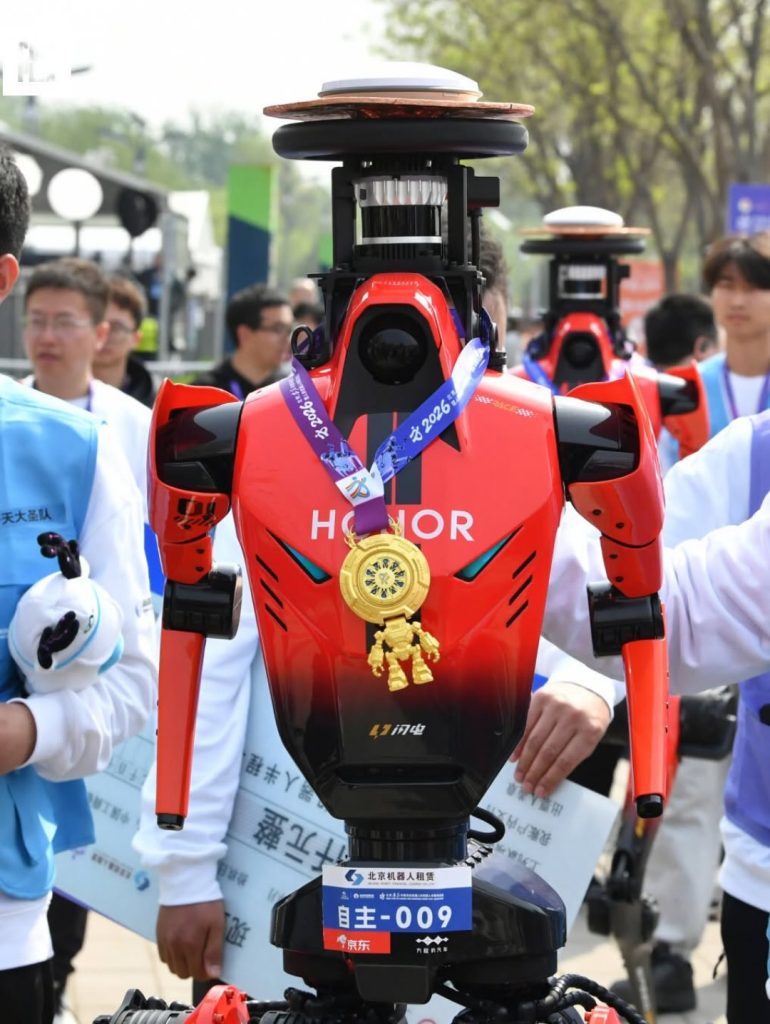 Robot humanoid honor [dok. gettyimages]
