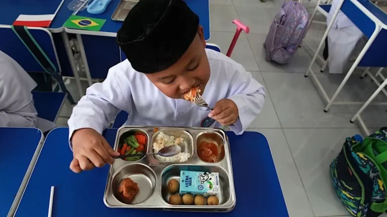 makan menu mbg [dok. Bloomberg Technoz/Andrean Kristianto]