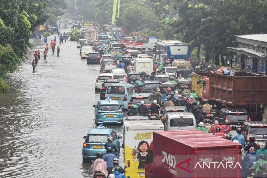 banjir jakarta [ANTARA FOTO/Fakhri Hermansyah/agr/pri]