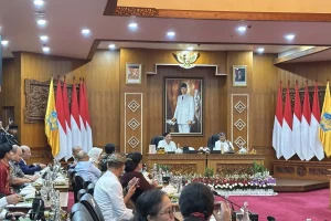 Luhut Binsar Panjaitan bersama Pemprov Bali bahas percepatan transformasi digital pemerintah di Denpasar [dok. antara]