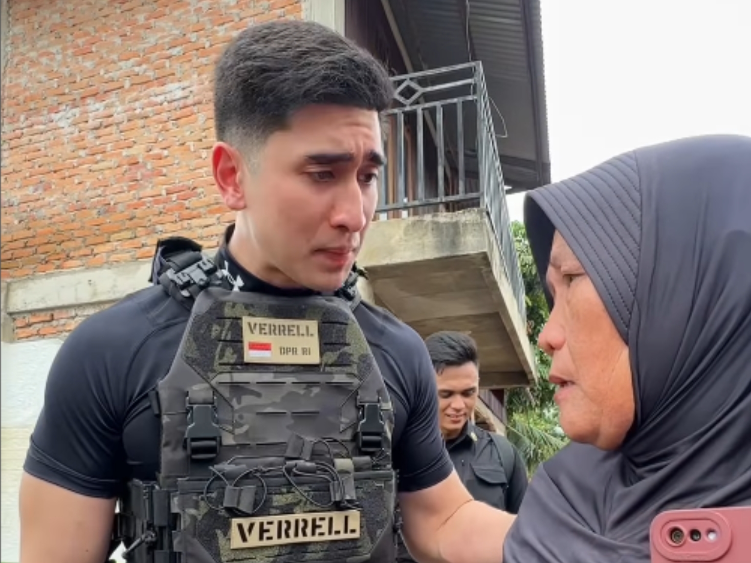 Verrel Rompi Drama Fashion Lapangan! Rompi Tactical Verrell Bramasta di Lokasi ...