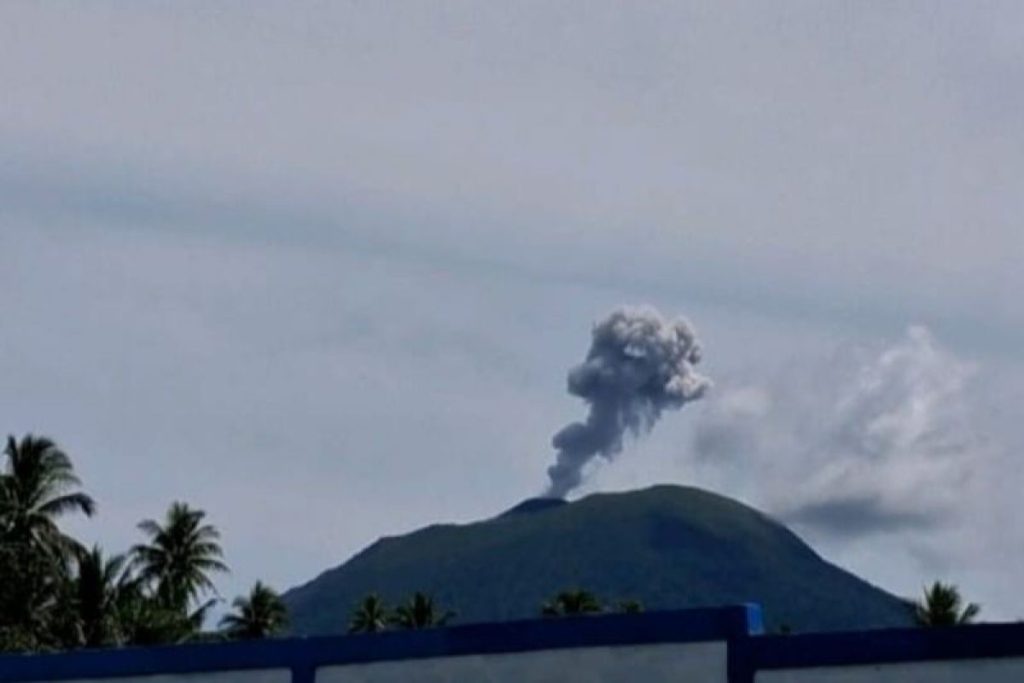 gunung ibu [dok. ANTARA/HO-PGA Gunung Ibu]