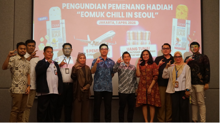 Pengumuman Pemenang Program Undian Berhadiah Liburan Ke Korea dan Uang Tunai Total Ratusan Juta dari CEDEA di Jakarta, 1 April 2026. Dari kiri ke kanan; Adrian Surya (batik biru tengah), Viktor Khian (batik putih hitam tengah), Inong Fatimah (batik merah tengah), dan Dandiaz Revinka (paling kanan). [dok. genlink]
