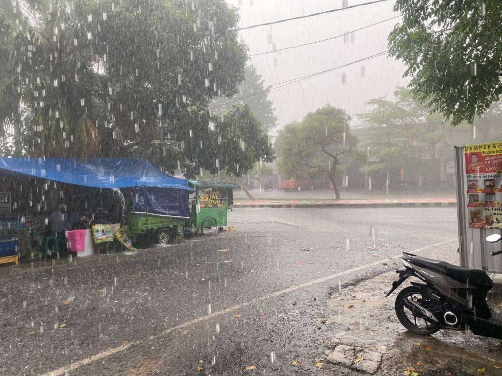 hujan lebat [ dok. fathia rri ]