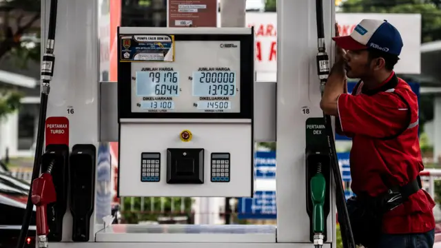 harga bbm tidak jadi naik [dok. web]