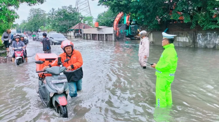 Banjir di U-turn Samsat Jakarta Barat [dok. X/@TMCPoldaMetro]