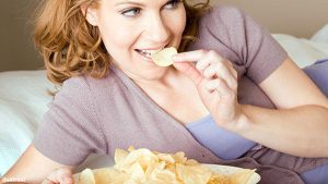 orang makan kripik singkong [dok. web]