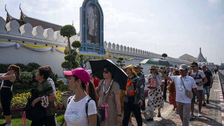 farang turis bule di thailand [dok. web]