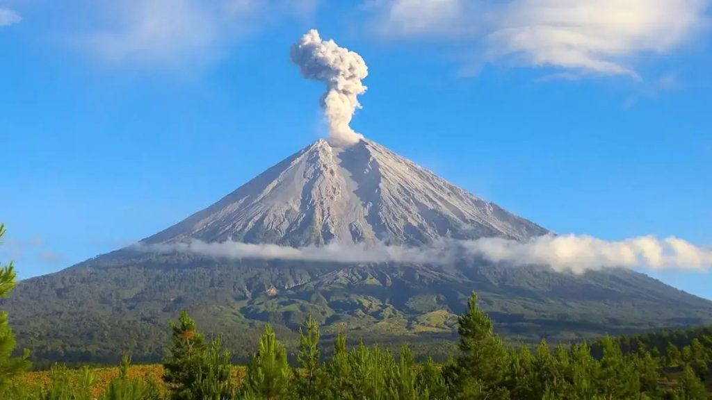 gunung semeru [dok. web]