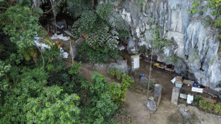 Foto: Leang Bulu Bettue di kawasan karst Maros-Pangkep Sulawesi Selatan. (Dok. Basran Burhan dkk/PLOS One 2025)