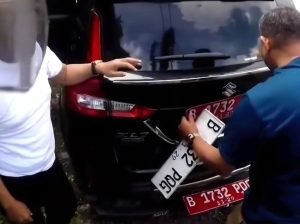 oknum ganti pelat merah ganti putih [dok. web]