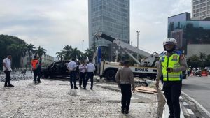 Mobil tercebur ke kolam air mancur Bundaran HI, Jakarta Pusat. [dok. TMC Polda Metro Jaya]