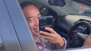 oknum polisi viral merokok dijalan [dok. web]