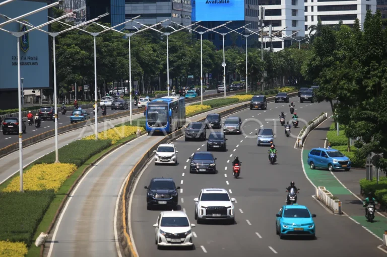 dinas perhubungan (dishub) lalin jkt [dok. ANTARA FOTO/Reno Esnir/sgd/nz]