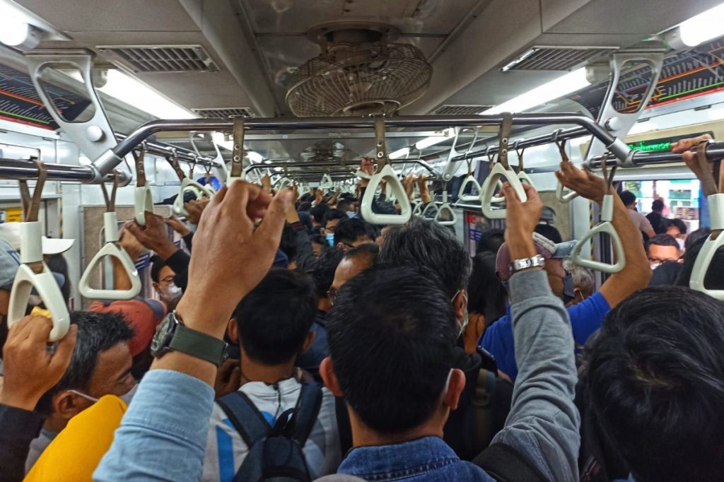 KAI commuter padat [dok. widikurniawan]